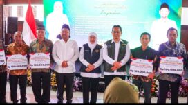 Gubernur Khofifah serahkan bansos ke Gresik, Jumat, 13 Maret 2026. Foto: Ist