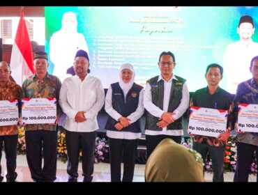 Gubernur Khofifah serahkan bansos ke Gresik, Jumat, 13 Maret 2026. Foto: Ist