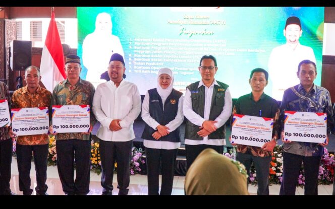 
					Gubernur Khofifah serahkan bansos ke Gresik, Jumat, 13 Maret 2026. Foto: Ist