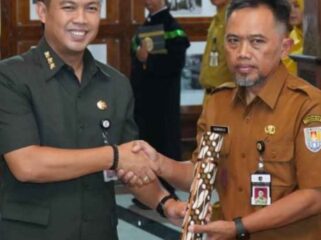 KPK menetapkan bupati Syamsul Auliya Rahman dan Sekda Cilacap Sadmoko Danardono. Foto saat bupati melantik sekda Cilacap. Foto: ist 