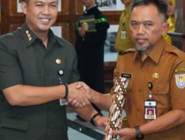KPK menetapkan bupati Syamsul Auliya Rahman dan Sekda Cilacap Sadmoko Danardono. Foto saat bupati melantik sekda Cilacap. Foto: ist 
