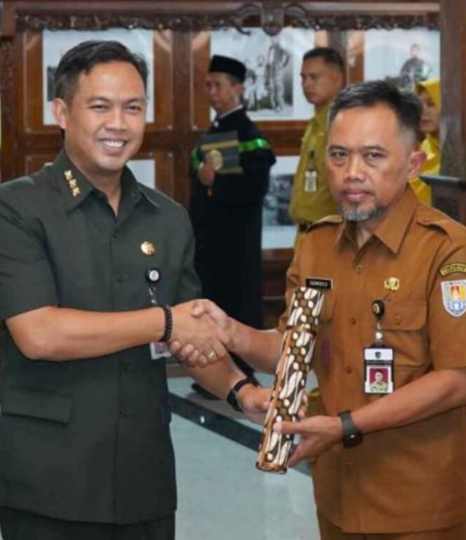 
					KPK menetapkan bupati Syamsul Auliya Rahman dan Sekda Cilacap Sadmoko Danardono. Foto saat bupati melantik sekda Cilacap. Foto: ist 