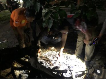 Polisi Jombang melakukan olah tkp, lokasi ledakan besar di desa Pucangro, Gudo, Jombang, Jumat malam 13 Maret 2026. Lima remaja luka luka dirawat di RSUD Jombang. Instagram@kabarjombangdotcom