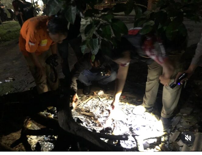 
					Polisi Jombang melakukan olah tkp, lokasi ledakan besar di desa Pucangro, Gudo, Jombang, Jumat malam 13 Maret 2026. Lima remaja luka luka dirawat di RSUD Jombang. Instagram@kabarjombangdotcom