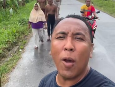 Pak Purnomo, polisi baik dengan moto Sinau Baik, secara khusus membuat konten dengan latar belakang para pasien ODGJ sedang olahraga jalan pagi. Pak Purnomo mengundang Denny Caknan datang ke yayasannya di Lamongan, untuk hibur 208 pasien yang menjalani perawatan disana. Foto: Instagram@purnomopolisibaik