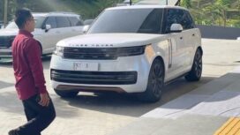 Mobil Land Rover Defebder seharga Ro8,5 miliar ini, menurut gubernur Rudy Mas'ud akan dikembalikan ke vendor sebelum 20 Maret 2026. Foto: jatim ekspose