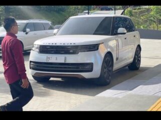 Mobil Land Rover Defebder seharga Ro8,5 miliar ini, menurut gubernur Rudy Mas'ud akan dikembalikan ke vendor sebelum 20 Maret 2026. Foto: jatim ekspose