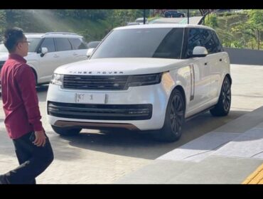 Mobil Land Rover Defebder seharga Ro8,5 miliar ini, menurut gubernur Rudy Mas'ud akan dikembalikan ke vendor sebelum 20 Maret 2026. Foto: jatim ekspose