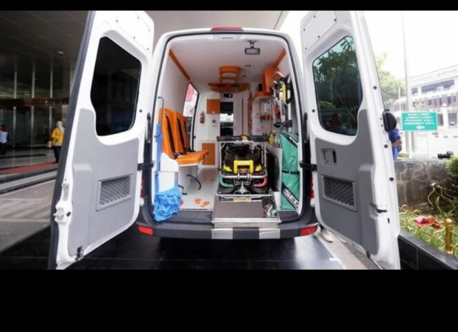 
					Beginilah Ambulans Mercy Sprinter KDM yang dikerahkan untuk melyani kepentingan umum, khususnya saat Lebaran di tol Cipali. Foto: ist