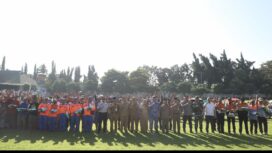 Sekitar 2500 warga antre di lapangan upacara pemkab Jombang, menerima bantuan berupa uang tunai Rp100.000 plus 5 kg beras, Senin 16 Maret 2026. Foto: diskominfo pemkab jombang