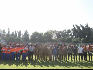 Sekitar 2500 warga antre di lapangan upacara pemkab Jombang, menerima bantuan berupa uang tunai Rp100.000 plus 5 kg beras, Senin 16 Maret 2026. Foto: diskominfo pemkab jombang