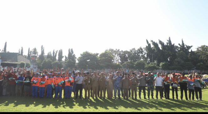 
					Sekitar 2500 warga antre di lapangan upacara pemkab Jombang, menerima bantuan berupa uang tunai Rp100.000 plus 5 kg beras, Senin 16 Maret 2026. Foto: diskominfo pemkab jombang
