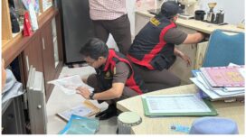 Aparatur Kejaksaan Tinggi Kaltim menggeledah kantor ESDM Pemprov Kaltim, dalam dugaan menipulasi dan ketidapatuhan penambabfan CV AJI. Foto: dok/ ist