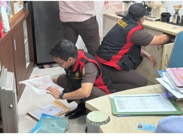 Aparatur Kejaksaan Tinggi Kaltim menggeledah kantor ESDM Pemprov Kaltim, dalam dugaan menipulasi dan ketidapatuhan penambabfan CV AJI. Foto: dok/ ist