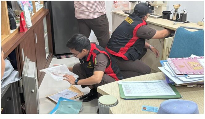 
					Aparatur Kejaksaan Tinggi Kaltim menggeledah kantor ESDM Pemprov Kaltim, dalam dugaan menipulasi dan ketidapatuhan penambabfan CV AJI. Foto: dok/ ist