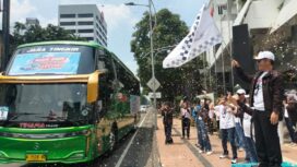 Pimpinan PT Pegadaian dan Kanwil IX Surabaya kibarkan berndera perjalanan gratis 310 warga akan merayakan Lebaran, Senin 16 Maret 2026. Foti: Ist