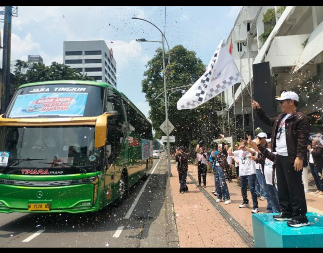 
					Pimpinan PT Pegadaian dan Kanwil IX Surabaya kibarkan berndera perjalanan gratis 310 warga akan merayakan Lebaran, Senin 16 Maret 2026. Foti: Ist