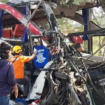Sopir PO Agra mas diduga mengantuk menabark sebuah truk di tol Ngawi, menyebebakan sopir bus tewas terjepit di ruang kemudian, terjadi Sabtu dinihari sekitar pukul 04.20 wib, 21 Maret 2026. Foto: antara