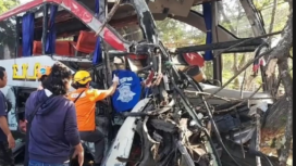 Sopir PO Agra mas diduga mengantuk menabark sebuah truk di tol Ngawi, menyebebakan sopir bus tewas terjepit di ruang kemudian, terjadi Sabtu dinihari sekitar pukul 04.20 wib, 21 Maret 2026. Foto: antara