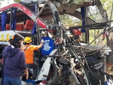 Sopir PO Agra mas diduga mengantuk menabark sebuah truk di tol Ngawi, menyebebakan sopir bus tewas terjepit di ruang kemudian, terjadi Sabtu dinihari sekitar pukul 04.20 wib, 21 Maret 2026. Foto: antara
