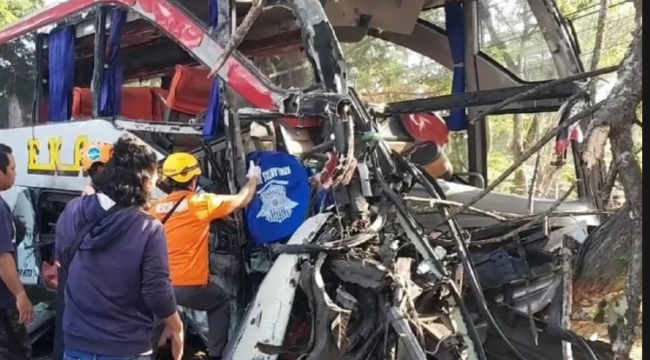 Sopir PO Agra mas diduga mengantuk menabark sebuah truk di tol Ngawi, menyebebakan sopir bus tewas terjepit di ruang kemudian, terjadi Sabtu dinihari sekitar pukul 04.20 wib, 21 Maret 2026. Foto: antara