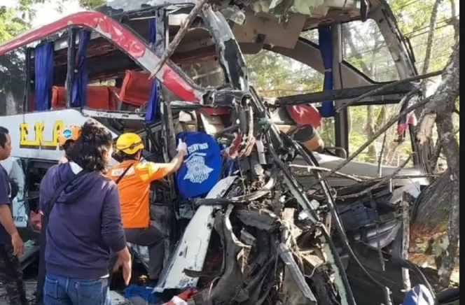 
					Sopir PO Agra mas diduga mengantuk menabark sebuah truk di tol Ngawi, menyebebakan sopir bus tewas terjepit di ruang kemudian, terjadi Sabtu dinihari sekitar pukul 04.20 wib, 21 Maret 2026. Foto: antara