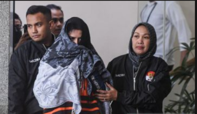 
					Bupati Lamongan, Jawa Terngah, Fadia Arafiq saat tiba di kantor KPK. Foto: antara