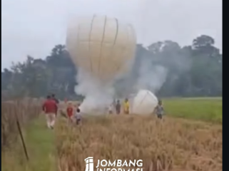 Aparat kepolisian Polres Jombang dan Polsek Jogoroto gerebek lokasi penerbangan balon udara di wilayah Kec Jogoroto Kab Jombang, Sabtu (28/3/26). Foto: Instagram@jombanginformasi_
