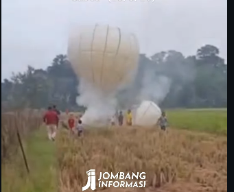 Aparat kepolisian Polres Jombang dan Polsek Jogoroto gerebek lokasi penerbangan balon udara di wilayah Kec Jogoroto Kab Jombang, Sabtu (28/3/26). Foto: Instagram@jombanginformasi_