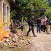 Polisi melakukan pengamanan di area tempat kejadian perkara (TK) di Badar, Kabupaten Kediri, pasca ledak mercos yang menyebabkan rumah hancur serta tiga orang pemuda diangkut ke rumah sakit, 20 Maret 2026. Fpotp: bangsaonline.com