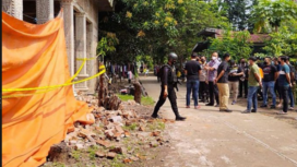 Polisi melakukan pengamanan di area tempat kejadian perkara (TK) di Badar, Kabupaten Kediri, pasca ledak mercos yang menyebabkan rumah hancur serta tiga orang pemuda diangkut ke rumah sakit, 20 Maret 2026. Fpotp: bangsaonline.com