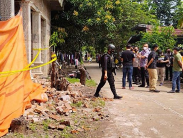 Polisi melakukan pengamanan di area tempat kejadian perkara (TK) di Badar, Kabupaten Kediri, pasca ledak mercos yang menyebabkan rumah hancur serta tiga orang pemuda diangkut ke rumah sakit, 20 Maret 2026. Fpotp: bangsaonline.com