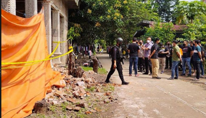 
					Polisi melakukan pengamanan di area tempat kejadian perkara (TK) di Badar, Kabupaten Kediri, pasca ledak mercos yang menyebabkan rumah hancur serta tiga orang pemuda diangkut ke rumah sakit, 20 Maret 2026. Fpotp: bangsaonline.com