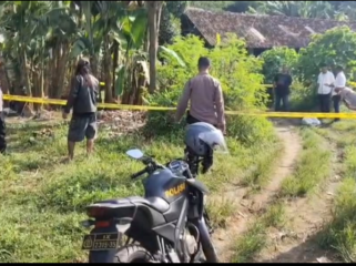 Petugas kepolisian Pekalongan langsung melakukan pengamanan dan penyelidikan ledaka besar mercon yang menyebabkan satu korban jiwa dan dua lainnya luka bakar serius, terjadi di Dusun Kuripan Kidul, Kelurahan Kertoharjo, Kecamatan Pekalongan Selatan, Kota Pekalongan, pada Senin, 23 Maret 2026.. Foto: Instagram@batang.update