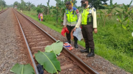 Petugas kepolisian batang, jawa Tengah, melakukan pemeriksaan jasad korban yang tewas  tertemper KA Kalimas kargo, di Batang, Selasa pagi, 3 Maret 2026. Foto: Instagram@batangupdate