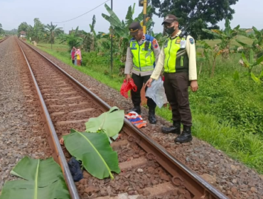 Petugas kepolisian batang, jawa Tengah, melakukan pemeriksaan jasad korban yang tewas  tertemper KA Kalimas kargo, di Batang, Selasa pagi, 3 Maret 2026. Foto: Instagram@batangupdate