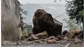 Longsor yang terjadi sejak Selasa malam, 3 Maret 2026. menyebabkan sebuah batu besar melintas di JLS (Jalur Lintas Selatan) Km 16 di desa Nglinggis Trenggale, menutup jalan, hingga saat ini batu bekum bisa dipindahkan. Jalur Trenggalek-Ponorogo, masih tutup total. Foto: ist