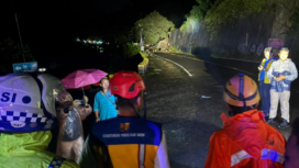 BPBD, koramil, polsek kompak langsung menuju ke lokasi tanah longsor di JLS KM 16 yang menutup jalur utama Trenggalek-Ponorogo, Selasa malam 3 Maret 2026. Foto: kredonews.com/ bambang tjuk winarno