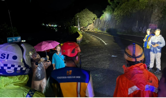 
					BPBD, koramil, polsek kompak langsung menuju ke lokasi tanah longsor di JLS KM 16 yang menutup jalur utama Trenggalek-Ponorogo, Selasa malam 3 Maret 2026. Foto: kredonews.com/ bambang tjuk winarno