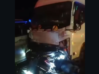 Kecelakaan beruntun melibat 10 kendaraan di Tol Bawen, Semarang, jawa Tengah. Korban jiwa nihil, delapan orang alami luak berat dan ringan, dibawa ke rumah sakit, Selasa malam, 3 Maret 2026. Foto: Instagram@tukang_upload004