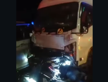 Kecelakaan beruntun melibat 10 kendaraan di Tol Bawen, Semarang, jawa Tengah. Korban jiwa nihil, delapan orang alami luak berat dan ringan, dibawa ke rumah sakit, Selasa malam, 3 Maret 2026. Foto: Instagram@tukang_upload004