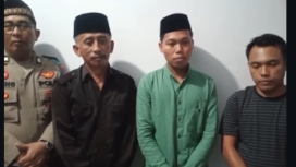 Ahmad Dani (mengenakan baju lengan panjang warna toska) adalah warga Dusun Sengonan, Desa Tlogoargo, Kecamatan Tiris, Kabupaten Probolinggo. Ia minta maaf karena telah menyebabrkan isu hoaks ada gondoruwo melalui akun TikTok “Mas Dani” yang menjadi penyebar pertama informasi tersebut ke publik. Foto: Instagram@bolinggo.com