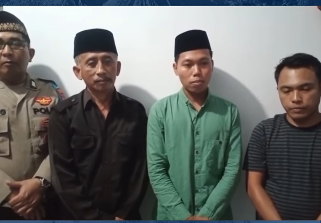 Ahmad Dani (mengenakan baju lengan panjang warna toska) adalah warga Dusun Sengonan, Desa Tlogoargo, Kecamatan Tiris, Kabupaten Probolinggo. Ia minta maaf karena telah menyebabrkan isu hoaks ada gondoruwo melalui akun TikTok “Mas Dani” yang menjadi penyebar pertama informasi tersebut ke publik. Foto: Instagram@bolinggo.com