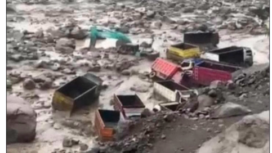 Tak sempat dibawa ke pinggir, sekitar 12 truk dan dua unit alat berat teseret lahan dingin gunung Merapi, Selasa 3 Maret 2026. Foto: Instagram@borobudurnews