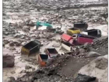 Tak sempat dibawa ke pinggir, sekitar 12 truk dan dua unit alat berat teseret lahan dingin gunung Merapi, Selasa 3 Maret 2026. Foto: Instagram@borobudurnews