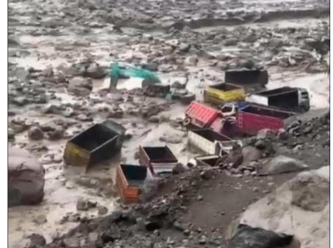 Tak sempat dibawa ke pinggir, sekitar 12 truk dan dua unit alat berat teseret lahan dingin gunung Merapi, Selasa 3 Maret 2026. Foto: Instagram@borobudurnews