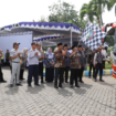 Wakil Bupati Jombang, KH Salmanudin kibarkan bendera tanda pemberangkatan enam unit bus untuk angkuta 300 warga Jombang yang kembali ke Jakarta, kamis 26 Maret 2026. Foto: Jombangkab.go.id
