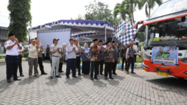 Wakil Bupati Jombang, KH Salmanudin kibarkan bendera tanda pemberangkatan enam unit bus untuk angkuta 300 warga Jombang yang kembali ke Jakarta, kamis 26 Maret 2026. Foto: Jombangkab.go.id