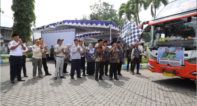 
					Wakil Bupati Jombang, KH Salmanudin kibarkan bendera tanda pemberangkatan enam unit bus untuk angkuta 300 warga Jombang yang kembali ke Jakarta, kamis 26 Maret 2026. Foto: Jombangkab.go.id