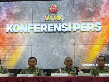 Komandan Pusat Polisi Militer TNI, Mayjen Yusri Nuryanto, membeberkan identitas para tersangka dalam konferensi pers di Mabes TNI, Jakarta, Rabu (18/3/2026). Foto: kumparan